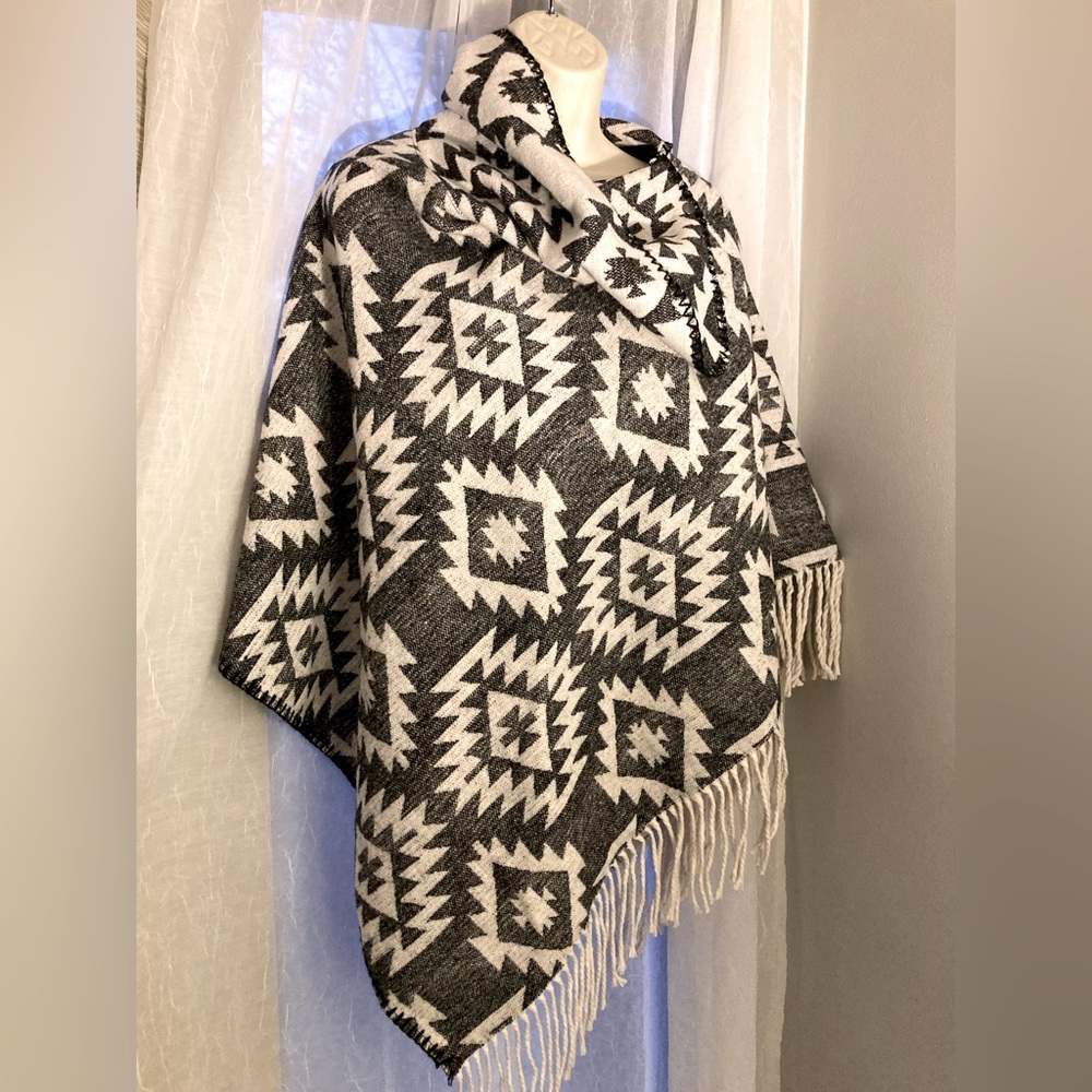 Mia & Tess Aztec Graphic Print Poncho in Black & White